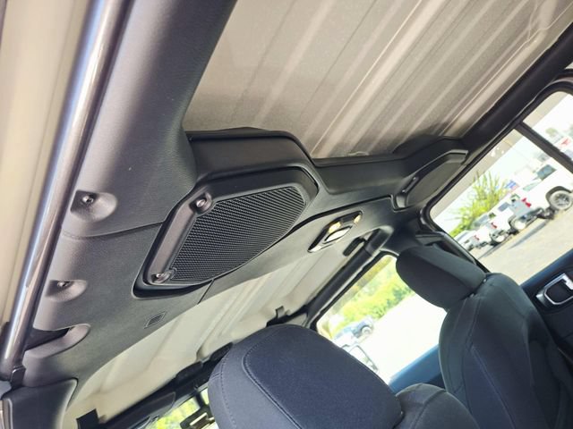 Used 2019 Jeep Wrangler Unlimited Sahara w/ Dual Top Group AWD/4WD image 10