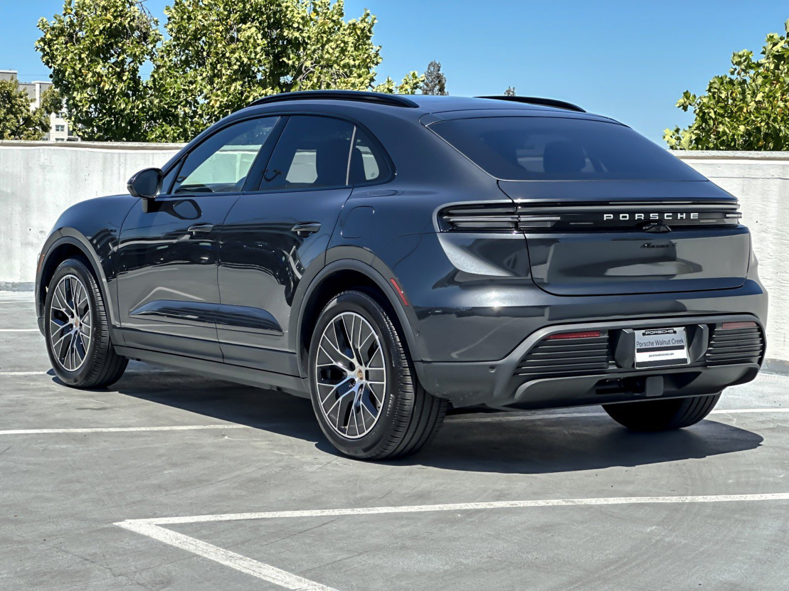 Certified 2025 Porsche Macan 4 Electric AWD/4WD image 3