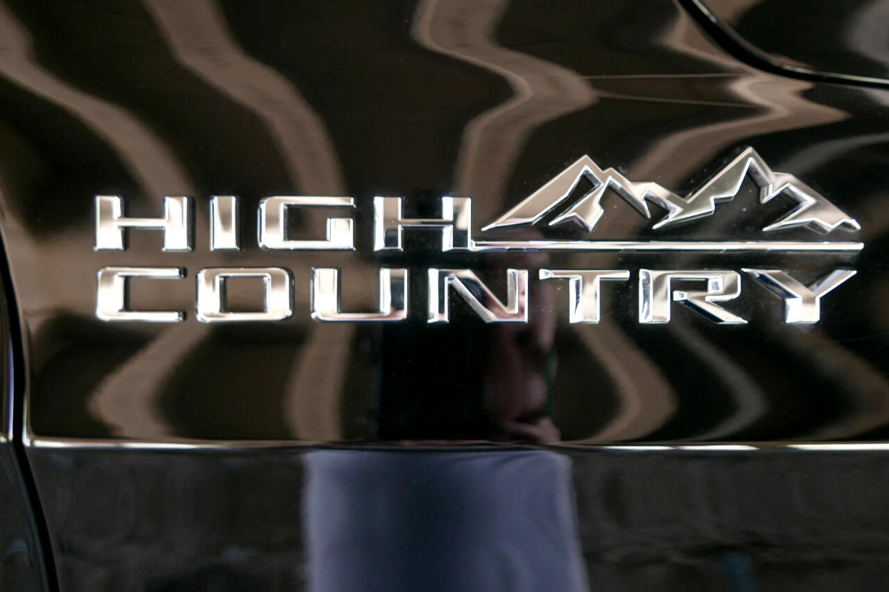 Used 2025 Chevrolet Suburban High Country image 53