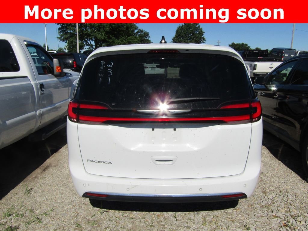 Used 2023 Chrysler Pacifica Touring-L FWD image 4