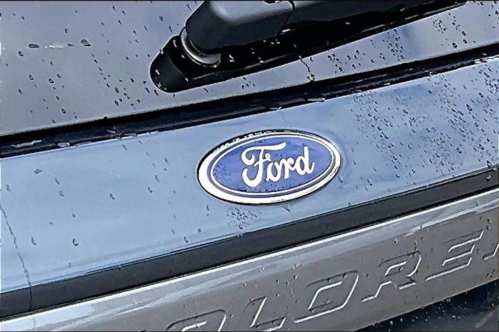 Used 2023 Ford Explorer XLT w/ Equipment Group 202A image 8