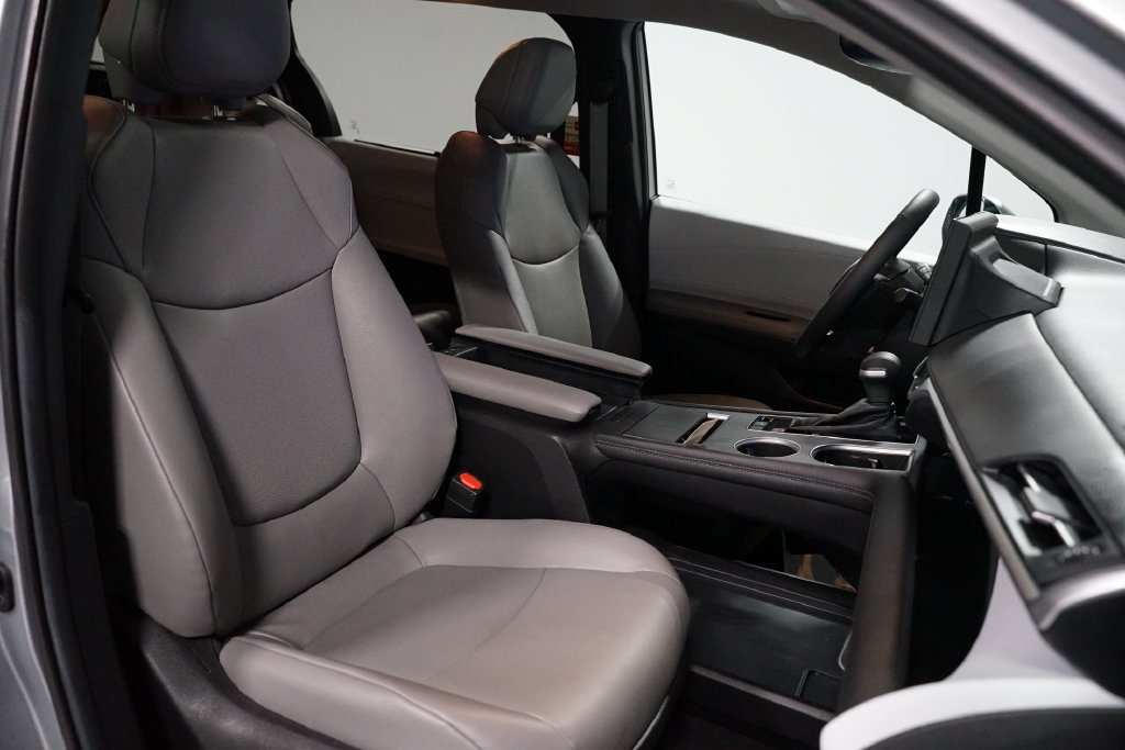 Certified 2025 Toyota Sienna XLE FWD image 28