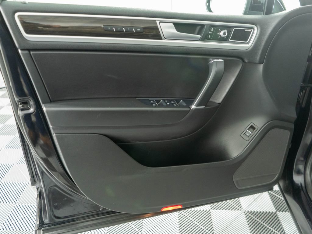 Used 2017 Volkswagen Touareg Executive image 24