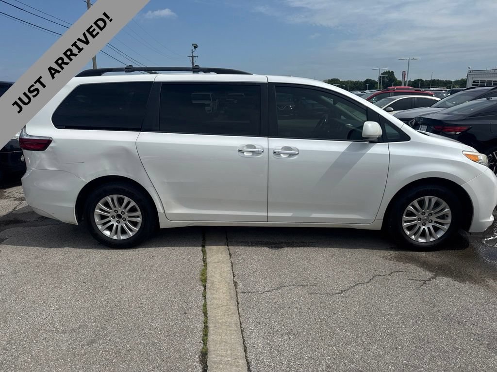 Used 2015 Toyota Sienna XLE w/ XLE Navigation Package FWD image 4