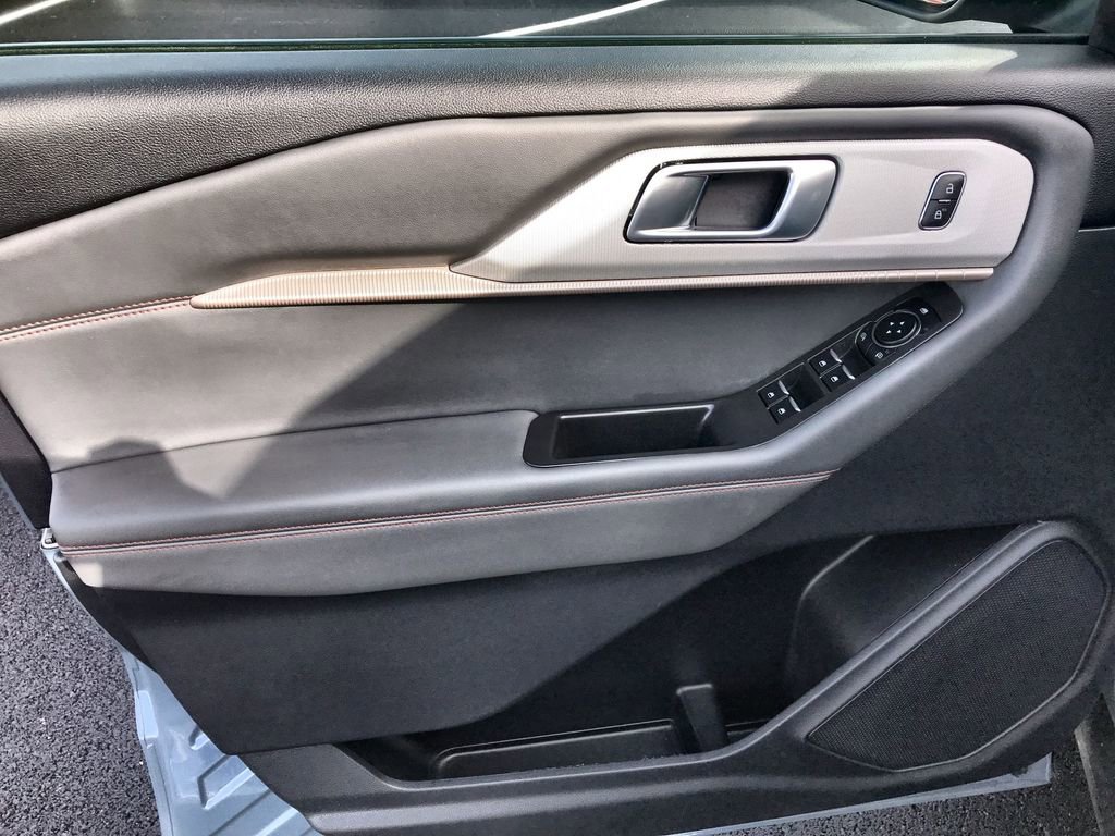 Used 2025 Ford Explorer Active w/ Active Comfort Package image 13