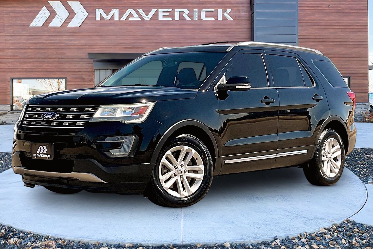 Used 2016 Ford Explorer XLT w/ Equipment Group 202A FWD image 3
