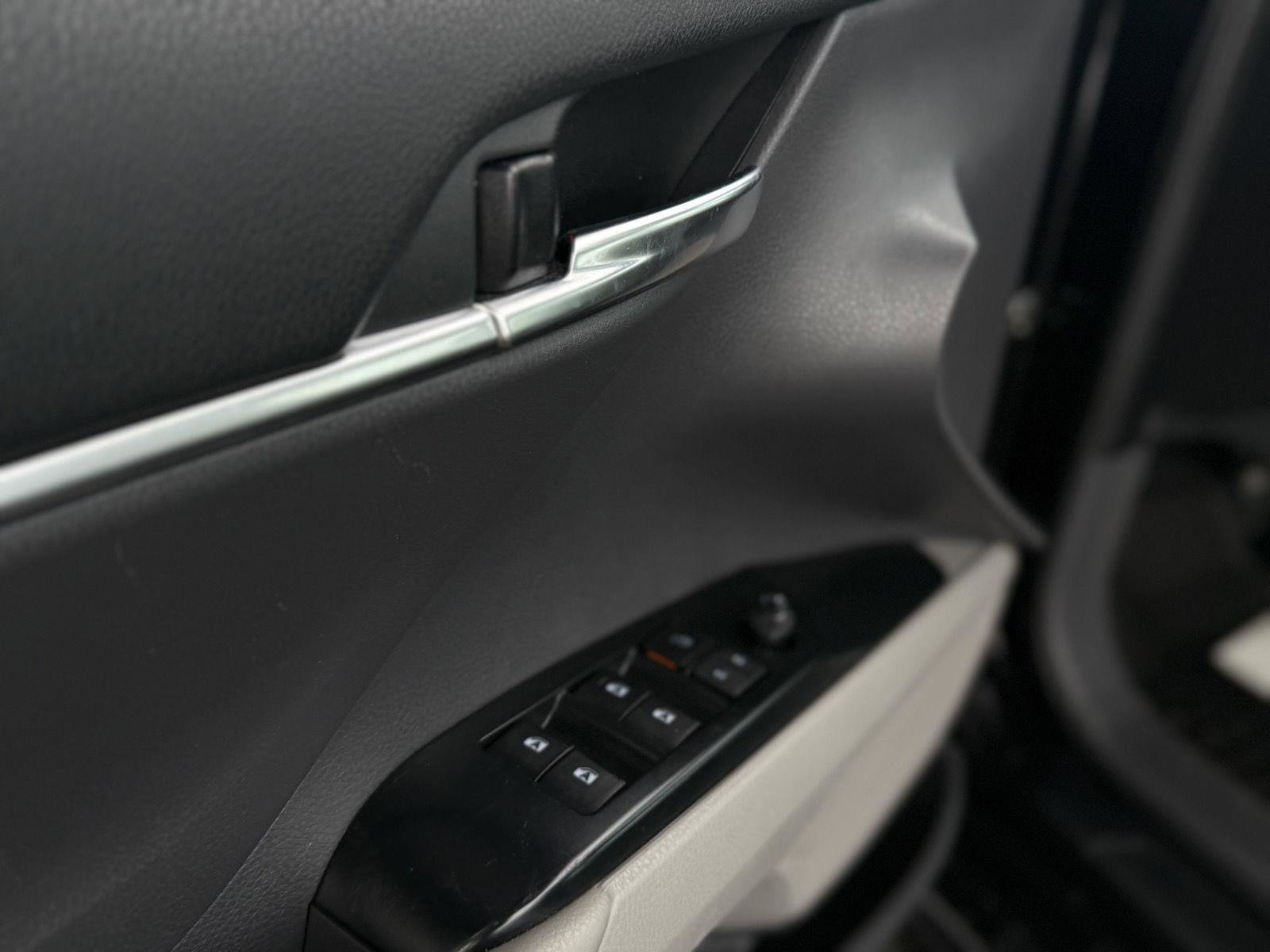 Used 2020 Toyota Camry SE image 14