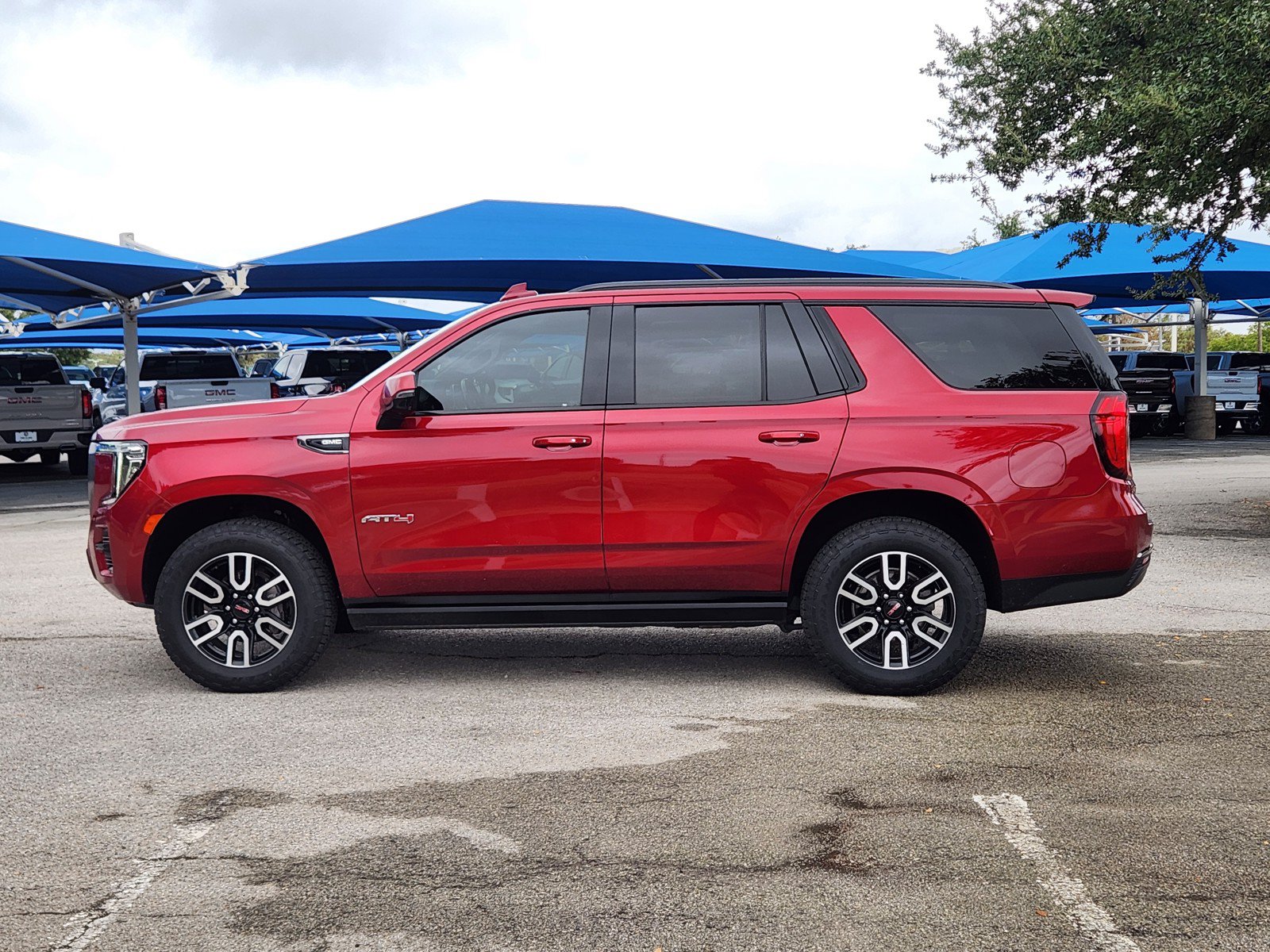 Used 2021 GMC Yukon AT4 w/ AT4 Premium Plus Package AWD/4WD image 3
