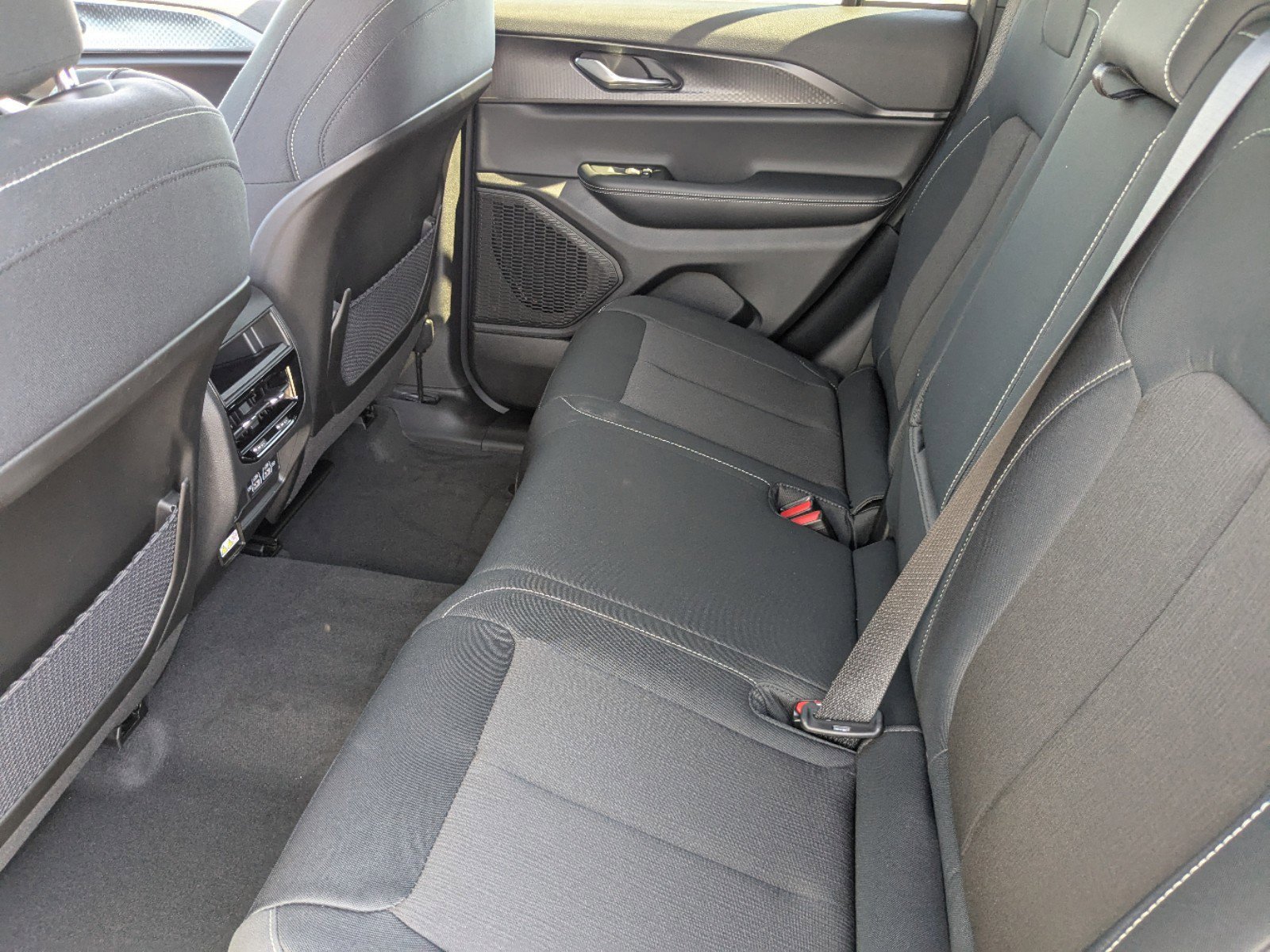 Used 2025 Jeep Grand Cherokee Laredo X w/ Luxury Tech Group I AWD/4WD image 15