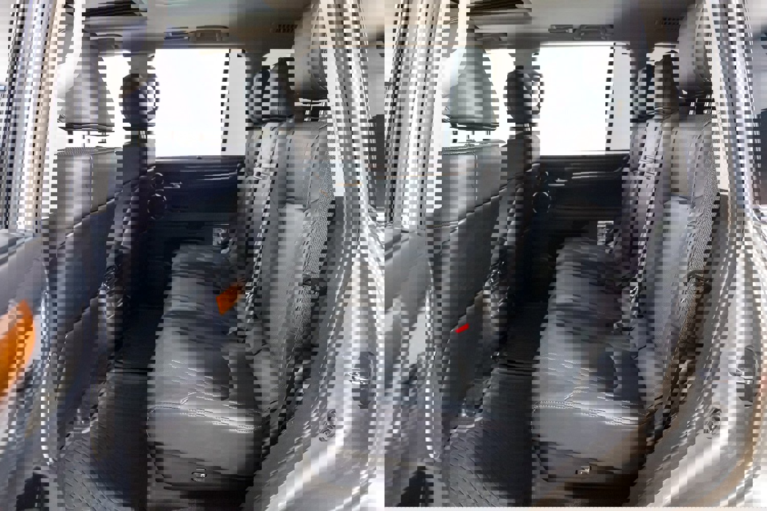 Used 2020 Lexus LX 570 4WD w/ Luxury Package image 22