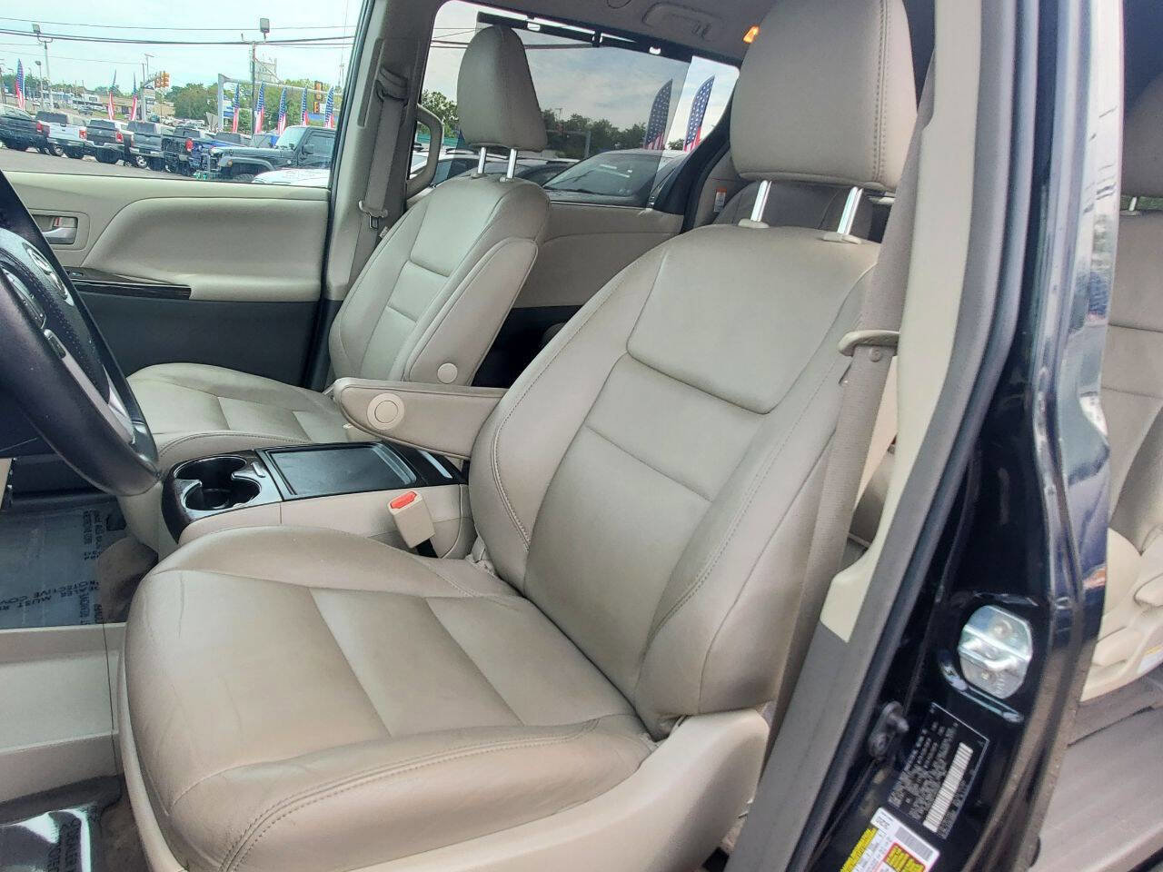 Used 2018 Toyota Sienna XLE Premium w/ Carpet Mat Package image 4