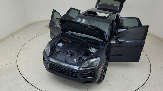 Used 2025 Porsche Cayenne w/ Premium Package image 86