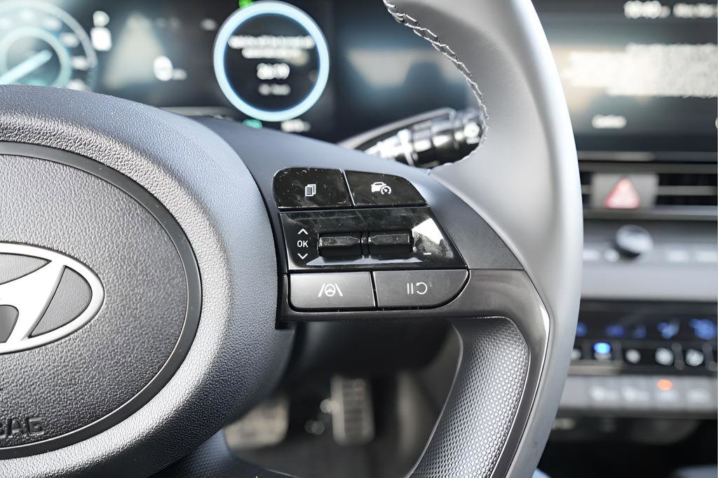 Used 2025 Hyundai Elantra SEL FWD image 27