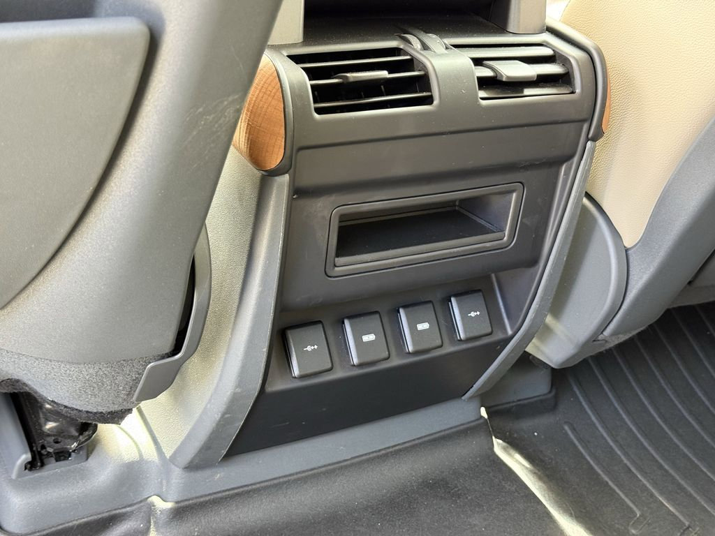 Used 2020 Land Rover Defender 110 SE image 11