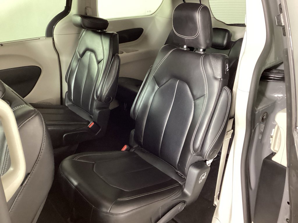 Used 2023 Chrysler Pacifica Touring-L image 14