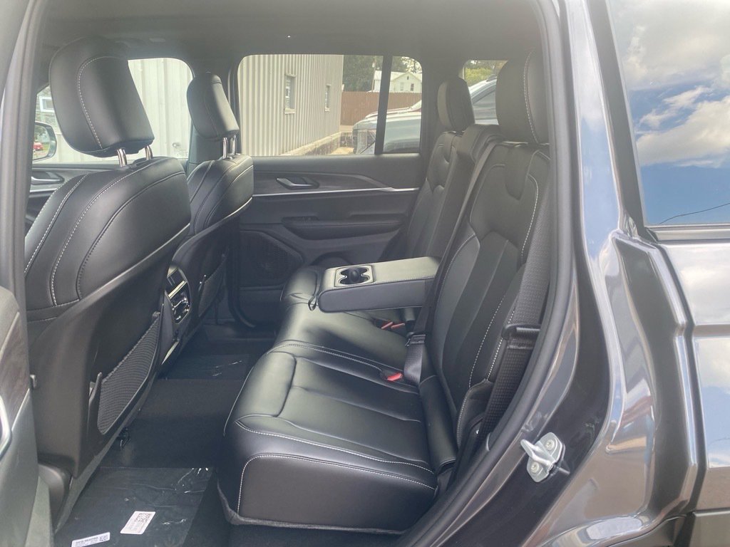 New 2025 Jeep Grand Cherokee Limited w/ Black Appearance Package image 16