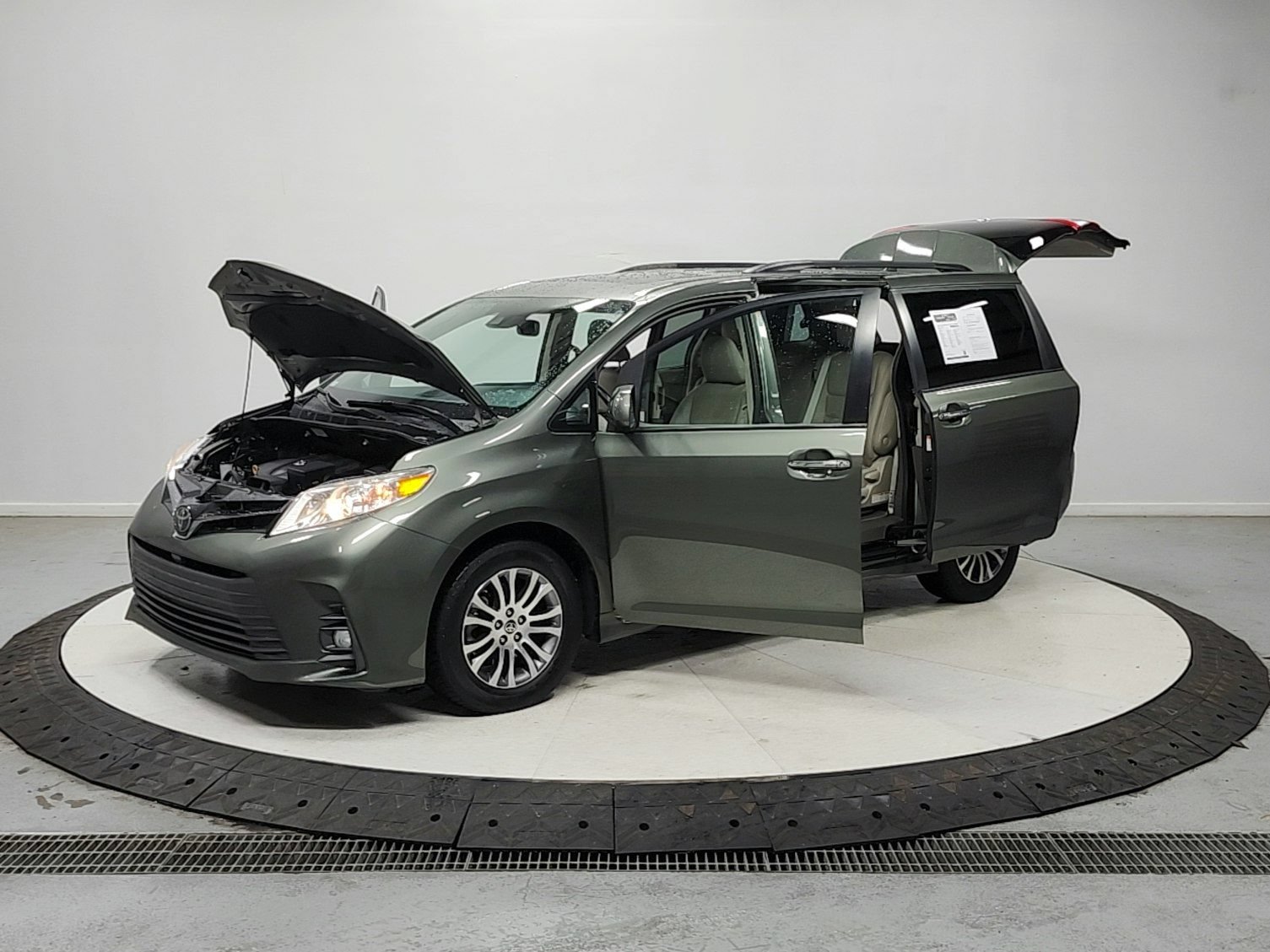 Used 2020 Toyota Sienna XLE Premium FWD image 12