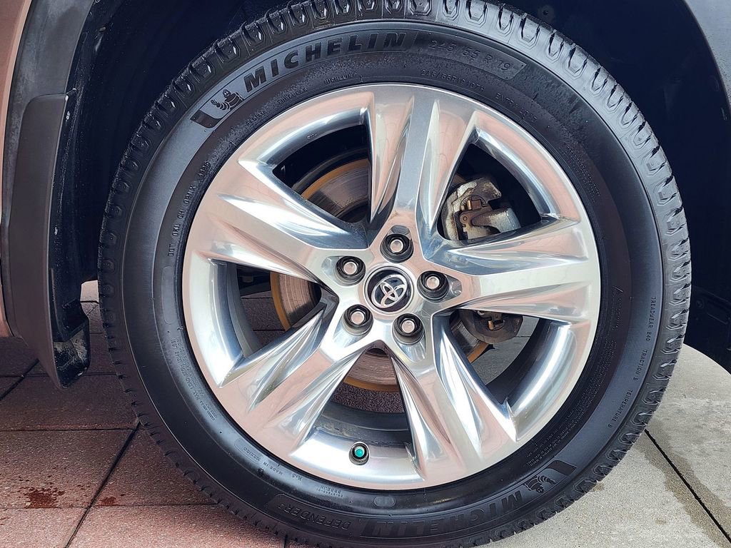 Used 2019 Toyota Highlander Limited FWD image 4