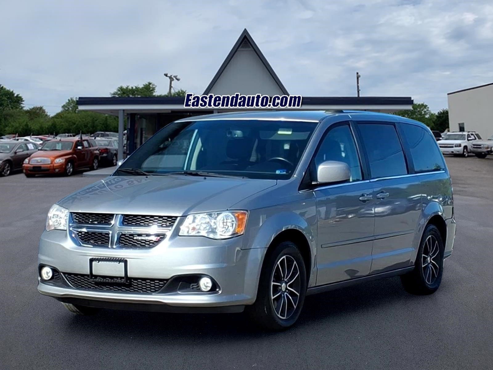 Used 2017 Dodge Grand Caravan SXT FWD image 1