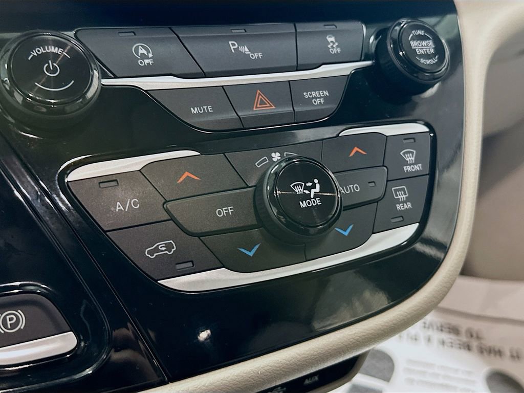 Used 2020 Chrysler Pacifica Touring image 17