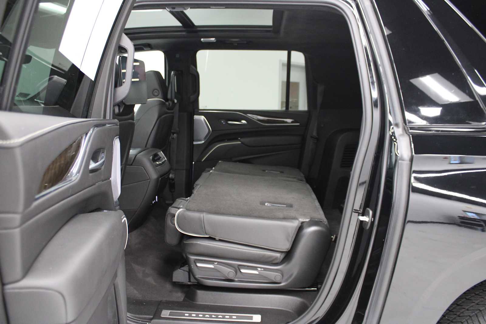 Certified 2024 Cadillac Escalade ESV Sport Platinum w/ LPO, ONYX Package image 51