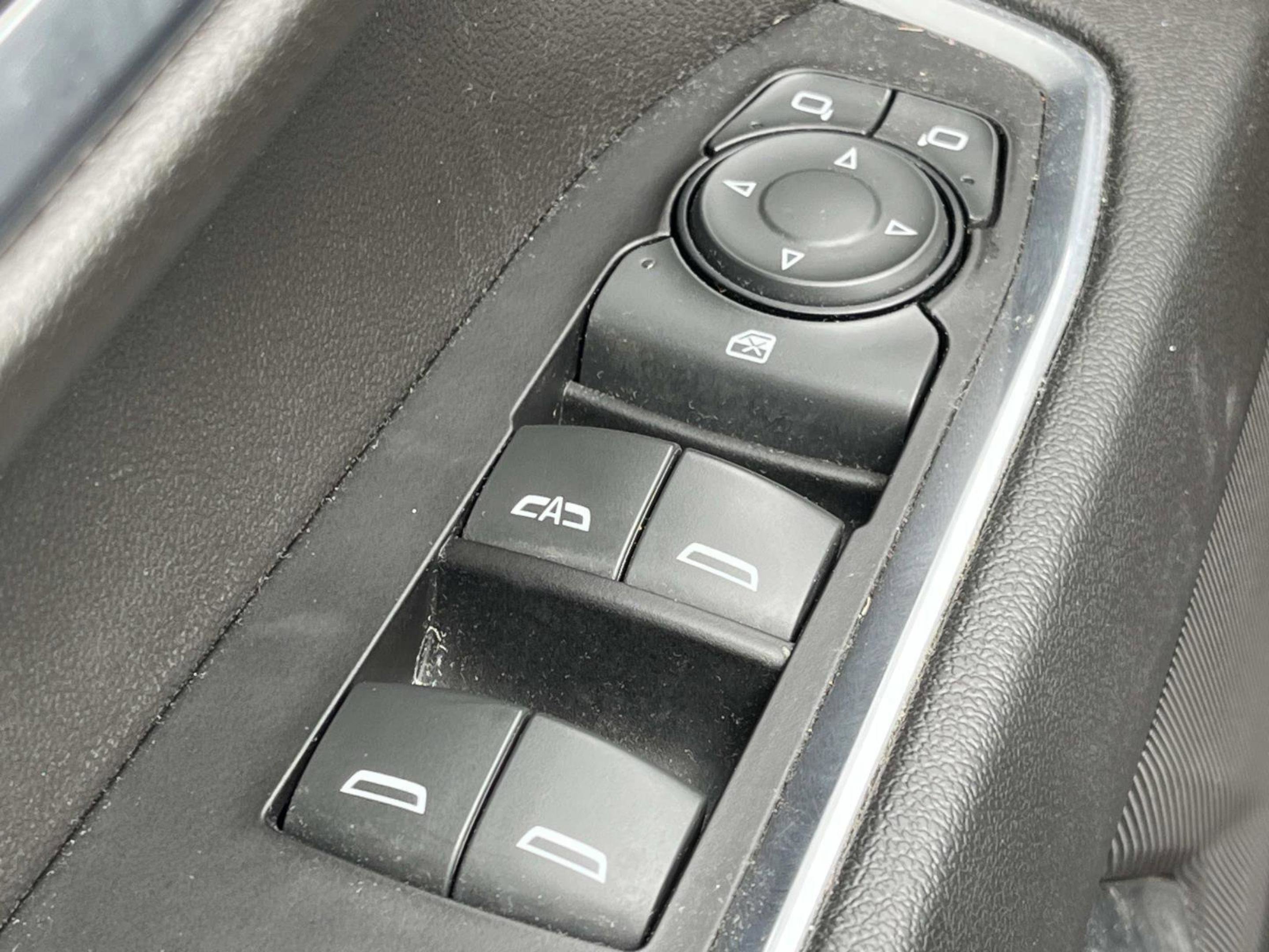 Used 2022 Chevrolet Silverado 1500 LT AWD/4WD image 22