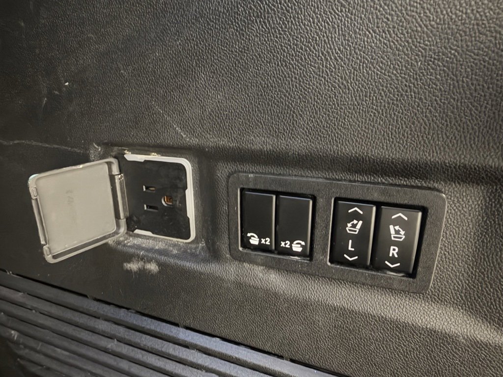 Used 2022 GMC Yukon SLT w/ SLT Luxury Package image 35