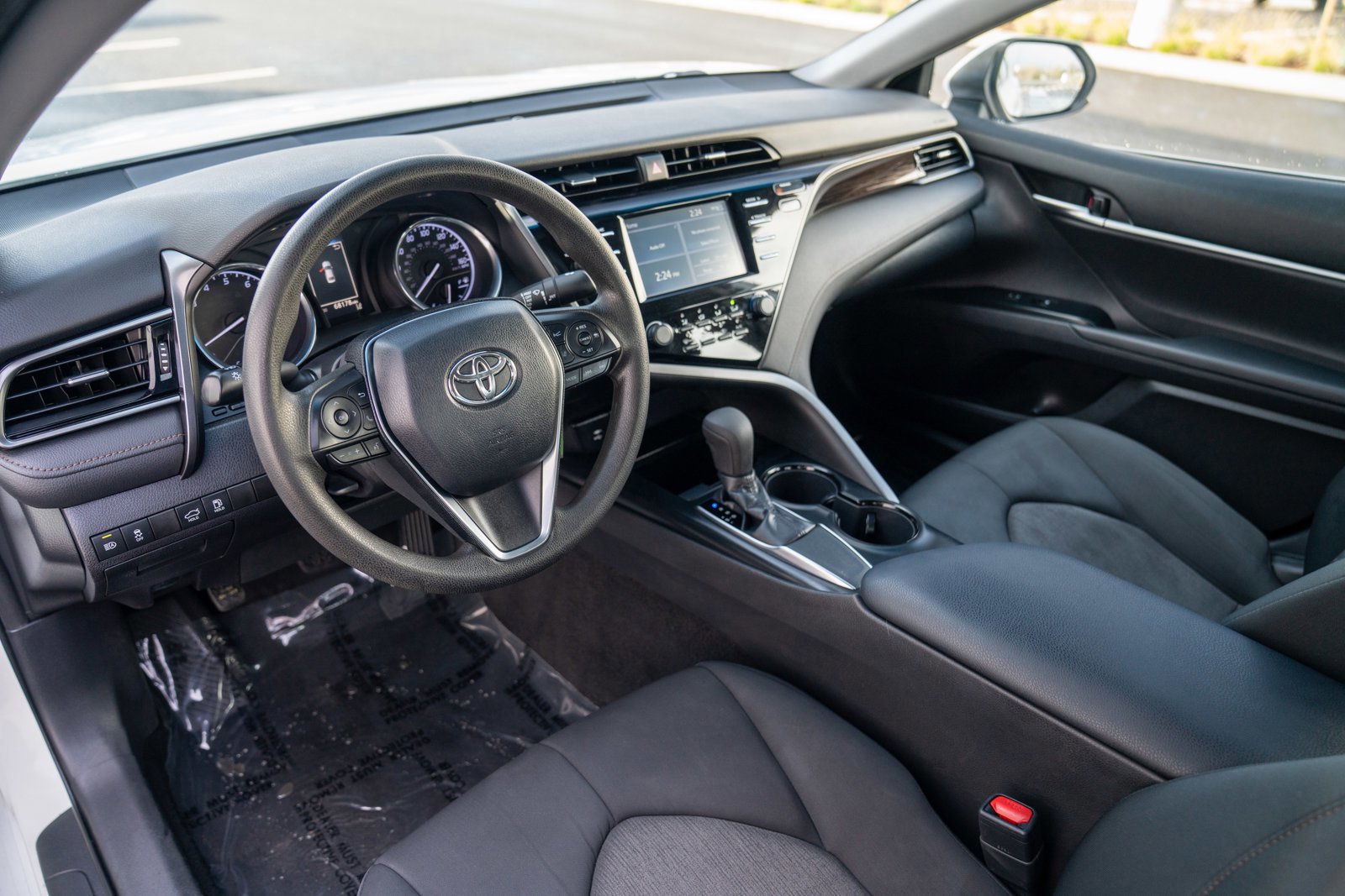 Used 2019 Toyota Camry LE image 4