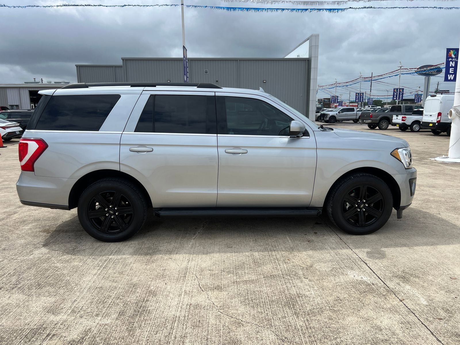 Used 2021 Ford Expedition XLT RWD image 2