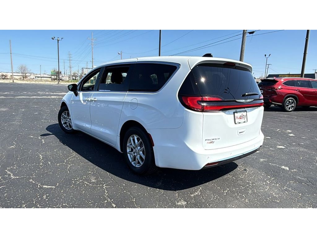 Used 2025 Chrysler Pacifica Select image 5