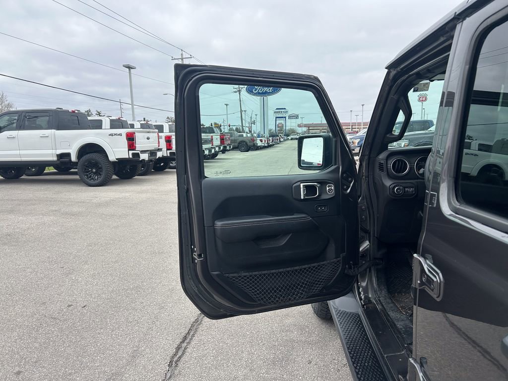 Used 2018 Jeep Wrangler Unlimited Sahara image 12