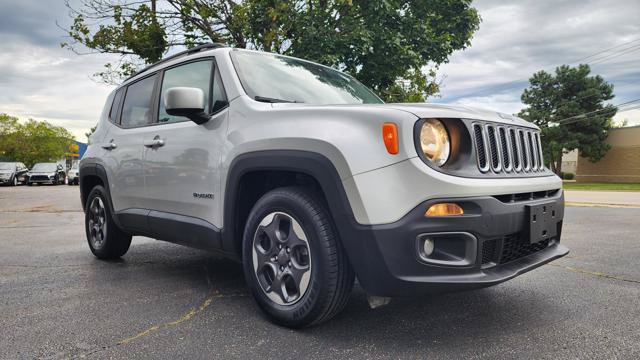 Used 2015 Jeep Renegade Latitude FWD image 2