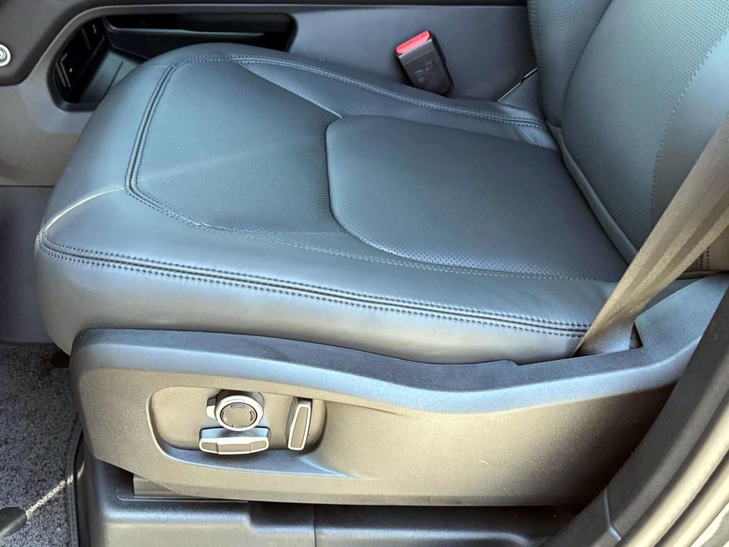 New 2025 Land Rover Defender 130 X-Dynamic SE image 18