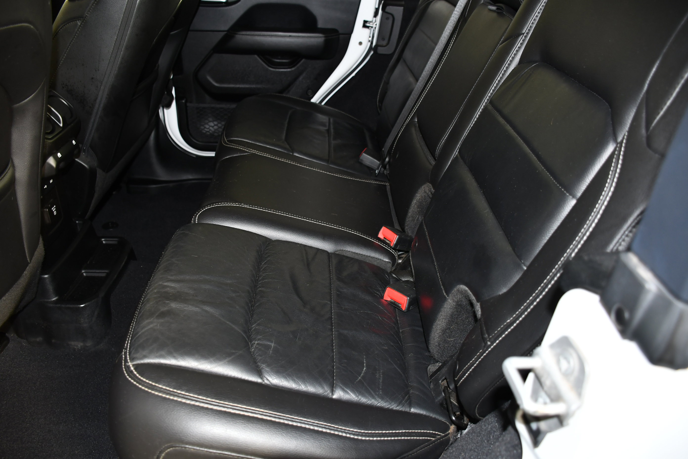 Used 2018 Jeep Wrangler Unlimited Sahara w/ Uconnect 4C Nav & Sound Group image 47