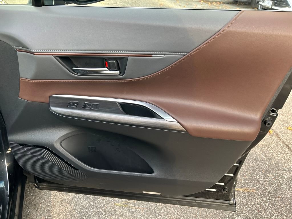 Used 2023 Toyota Venza XLE image 27