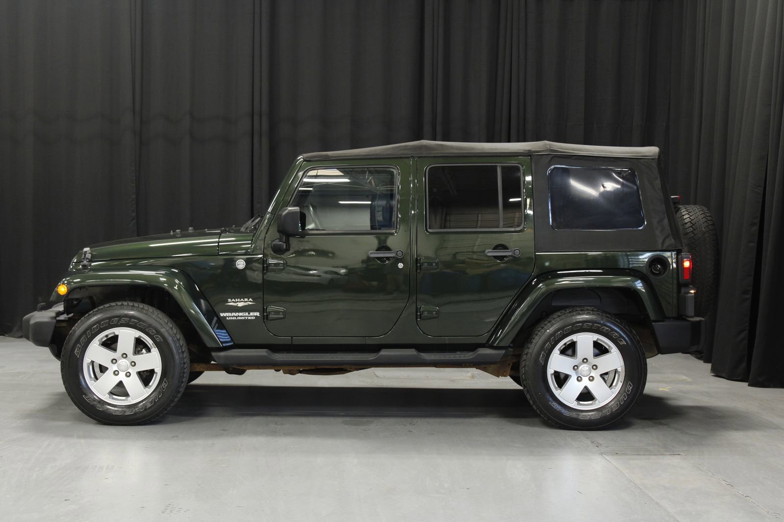 Used 2011 Jeep Wrangler Unlimited Sahara w/ Connectivity Group AWD/4WD image 2