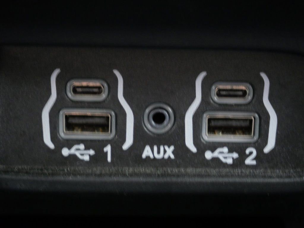 Used 2024 Chrysler Pacifica Select image 21