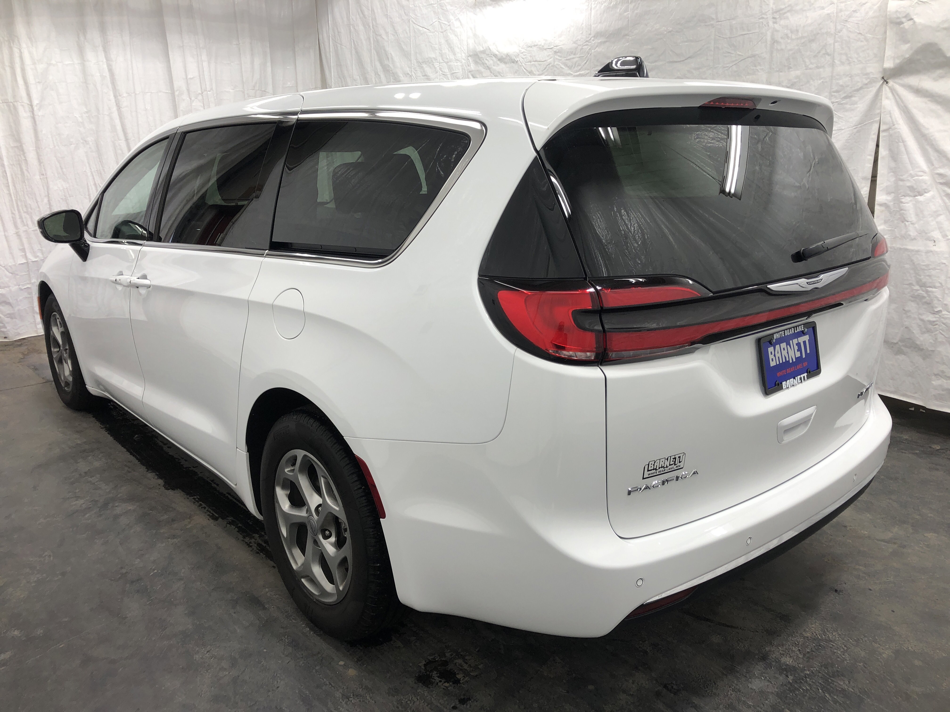 Certified 2024 Chrysler Pacifica Limited FWD image 6
