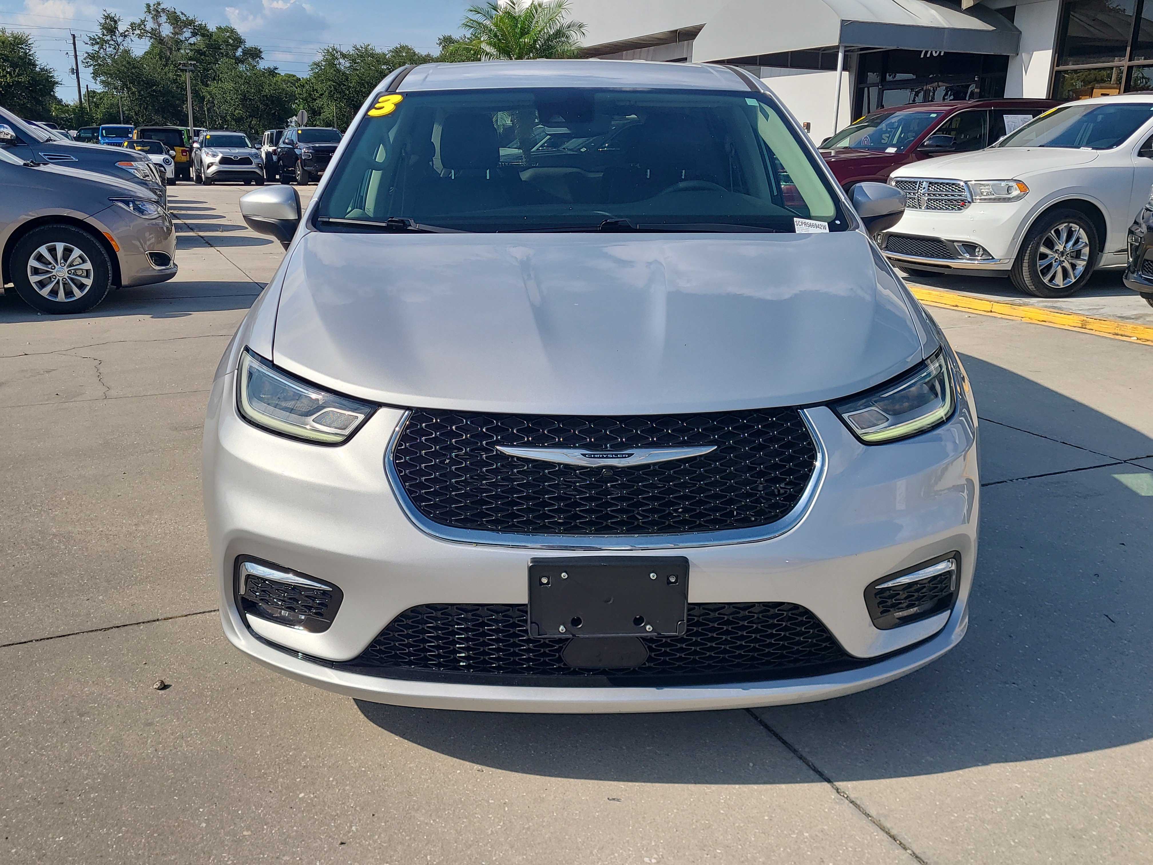 Used 2023 Chrysler Pacifica Touring-L FWD image 2