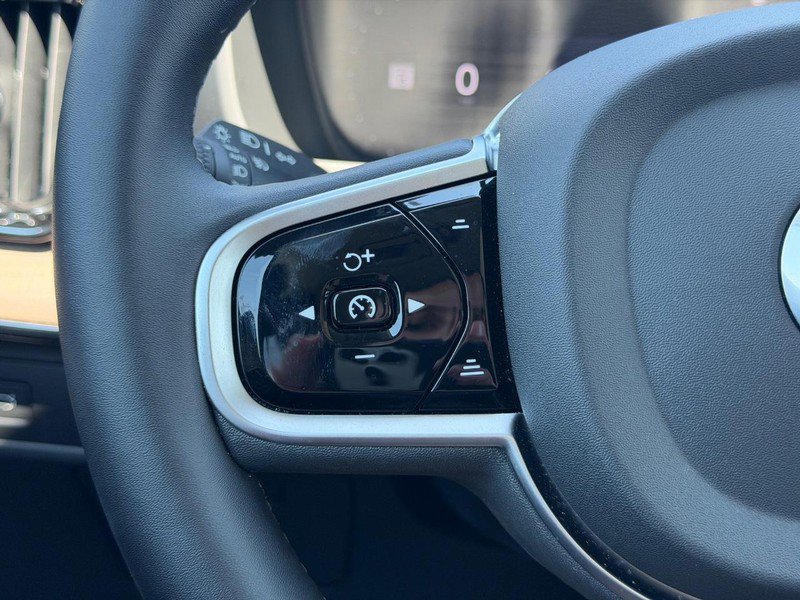 Certified 2025 Volvo XC90 B6 Plus AWD/4WD image 18