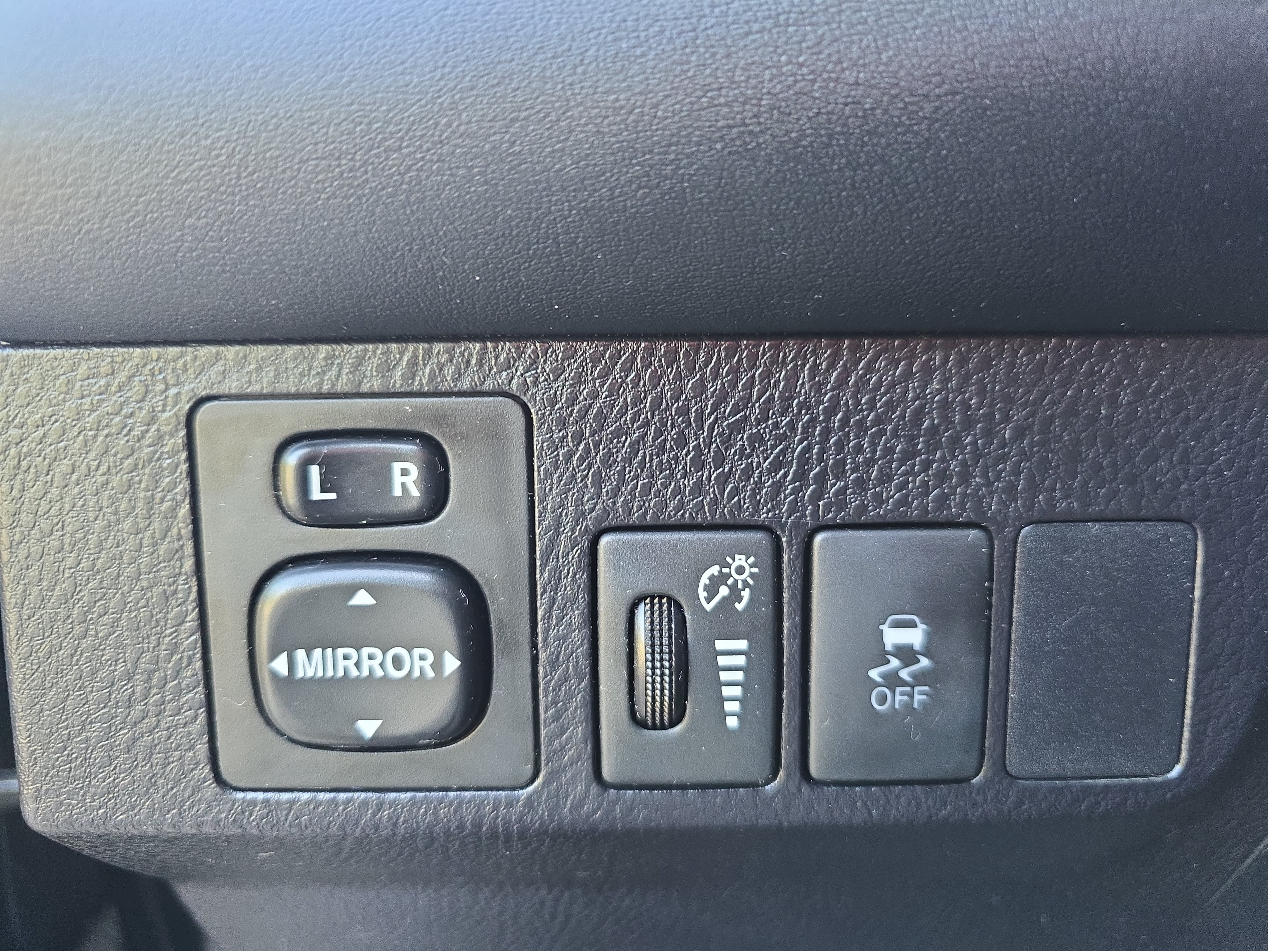 Used 2015 Toyota RAV4 XLE FWD image 23