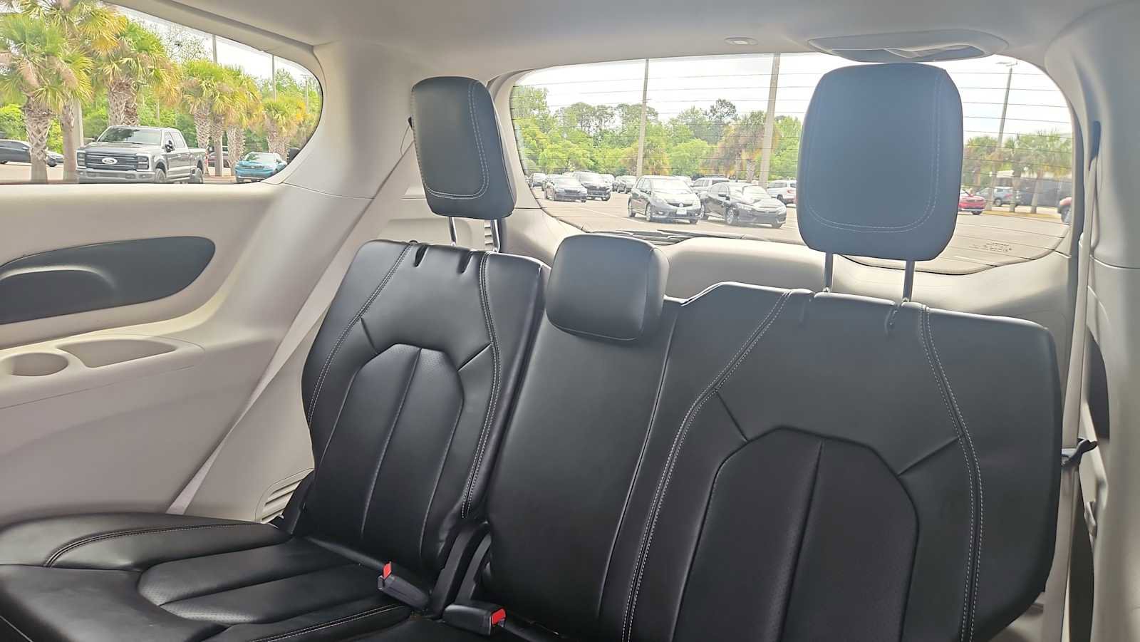 Used 2023 Chrysler Pacifica Touring-L image 25