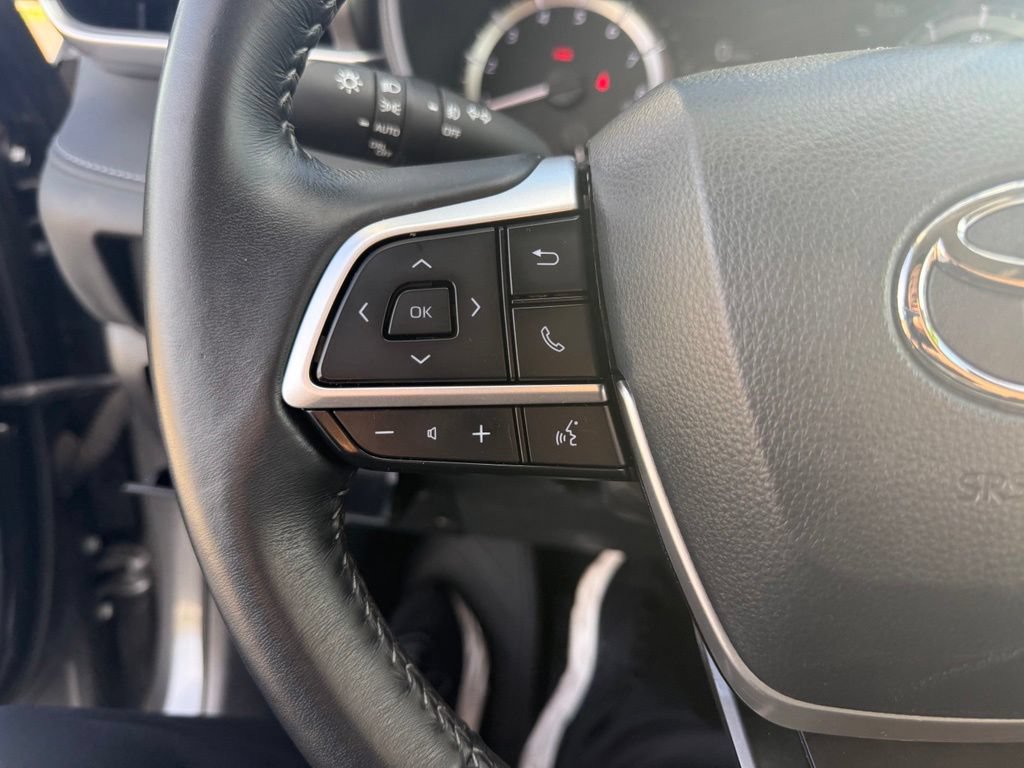 Used 2023 Toyota Highlander LE AWD/4WD image 18