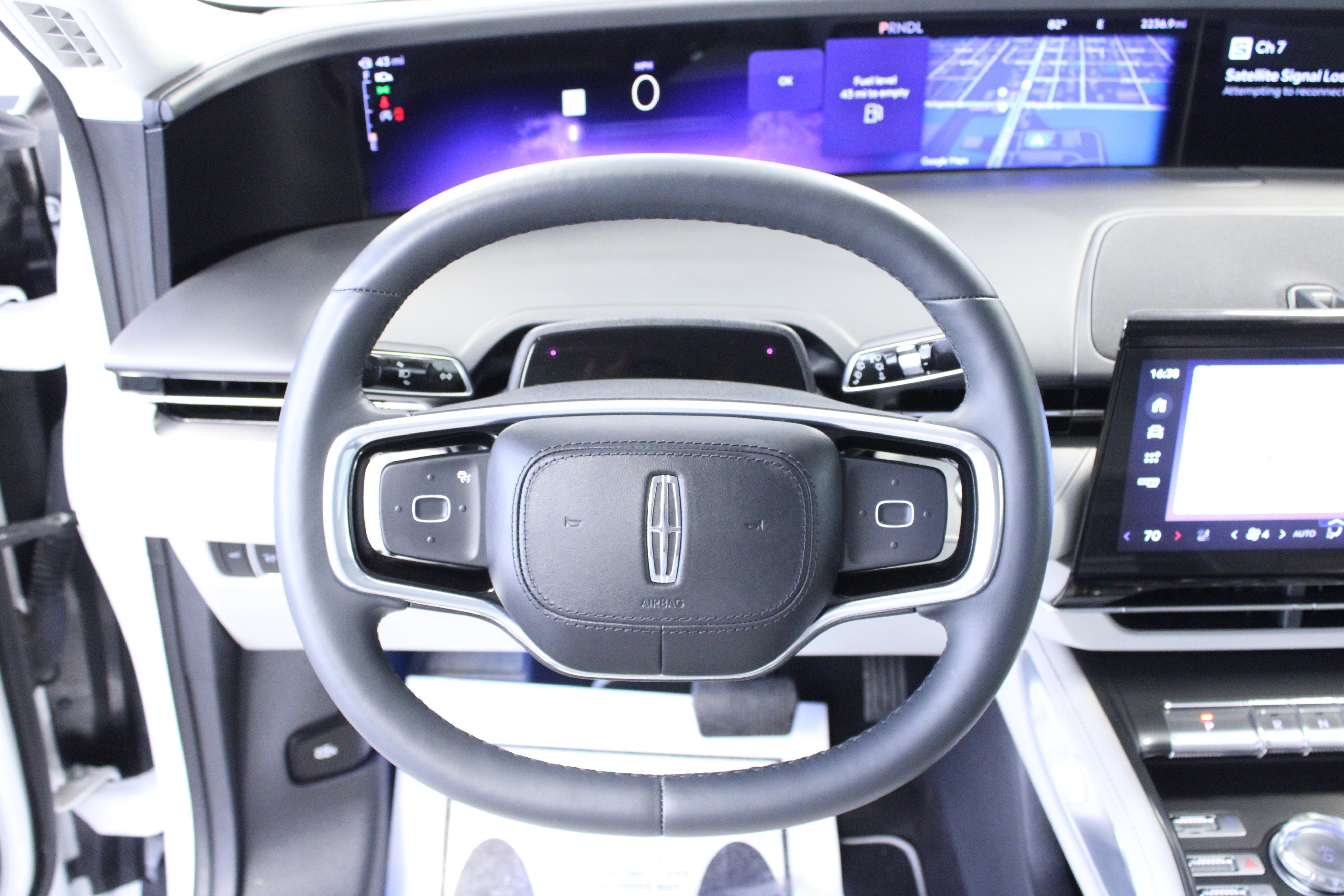 Used 2026 Lincoln Nautilus Premier AWD/4WD image 17