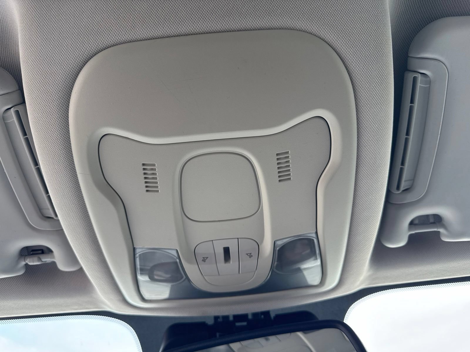 Used 2018 Jeep Renegade Altitude w/ Cold Weather Group FWD image 18