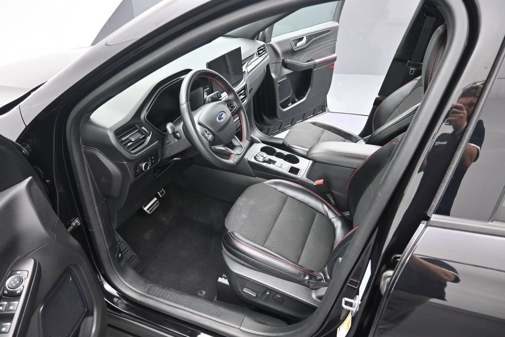 Used 2024 Ford Escape ST-Line w/ Tech Pack #1 AWD/4WD image 11