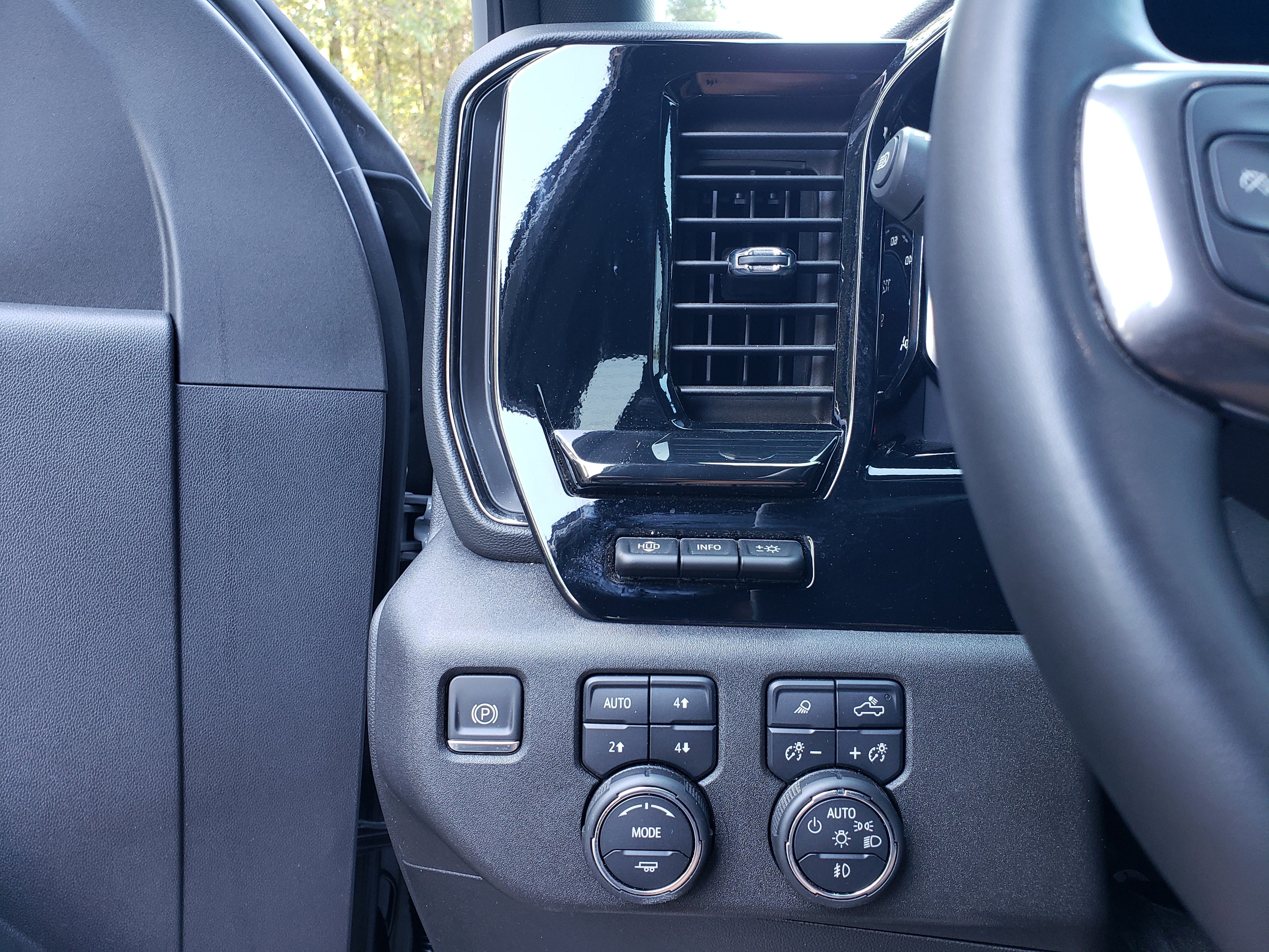 Used 2024 Chevrolet Silverado 2500 ZR2 w/ Technology Package image 15