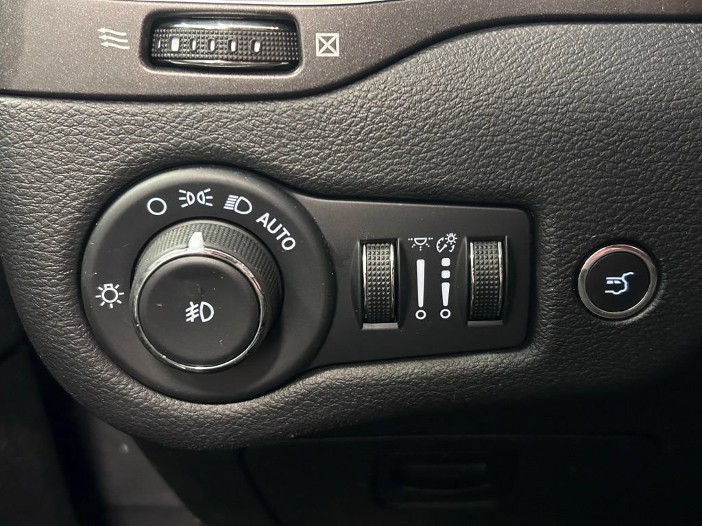 Used 2022 Jeep Cherokee Trailhawk w/ Premium Leather Package AWD/4WD image 8