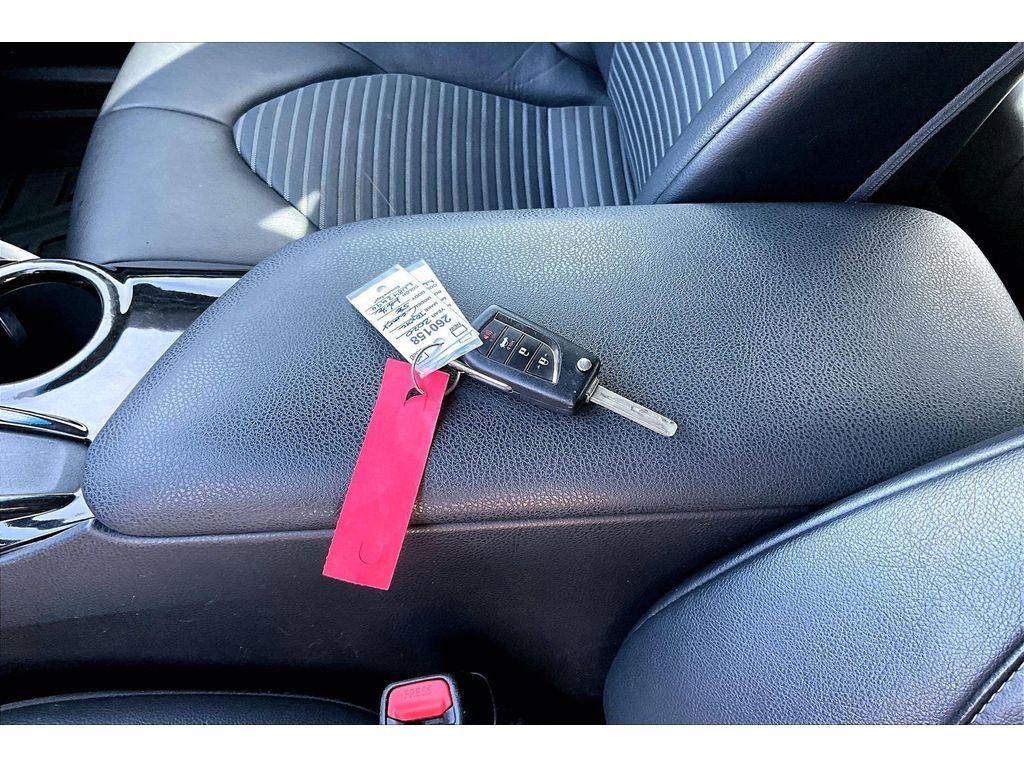 Used 2020 Toyota Camry SE FWD image 11