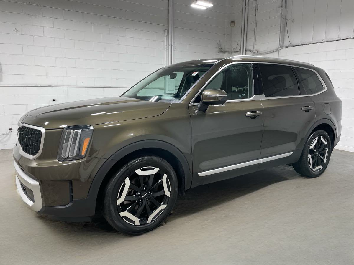 Used 2024 Kia Telluride EX w/ EX Captain's Chair Package AWD/4WD image 1